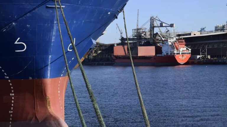 Під час атаки на Миколаївщину пошкоджено цивільне судно