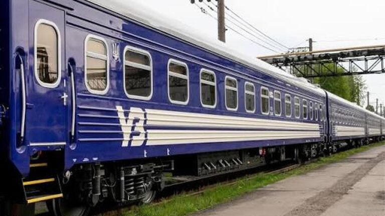 Поїзд Дніпро – Запоріжжя затримується: пасажирів попередили про зміни