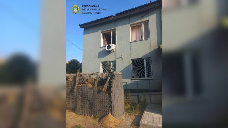На Херсонщині російський дрон пошкодив адміністративну будівлю