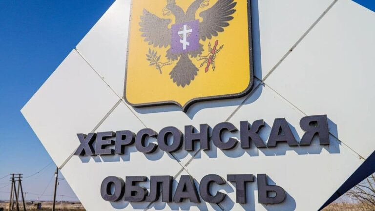 На ТОТ Херсонщини обирають ескіз в’їзної стели з російською символікою