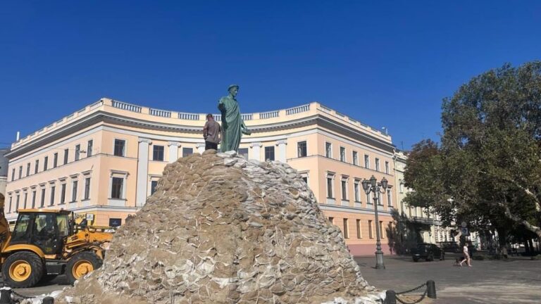 В Одесі зняли захисні мішки з пам’ятника Дюку де Рішельє