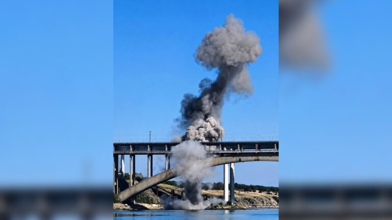 Російська авіабомба пошкодила міст через Дніпро у Запоріжжі