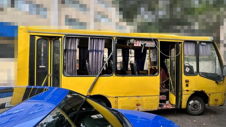 У Херсоні російський дрон влучив у маршрутний автобус: 4 загиблих