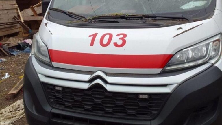 У Херсоні під удар потрапив автомобіль “швидкої”: є постраждалі
