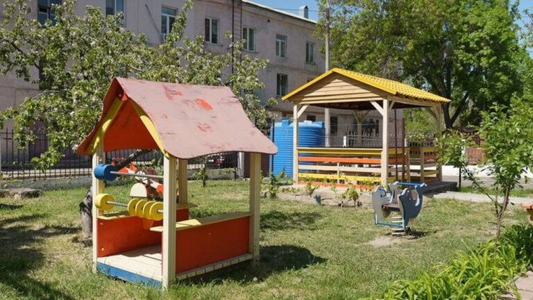 У Миколаєві скоротили понад 400 працівників дитсадків через відсутність укриттів