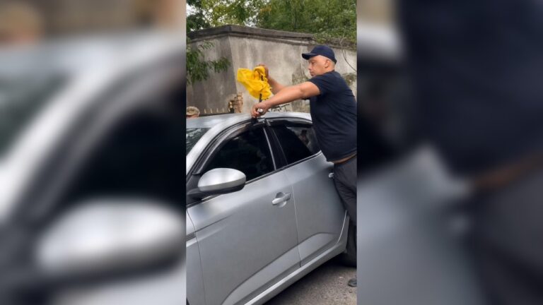 В Одесі невідомий під час сварки розпилив газ у салон машини