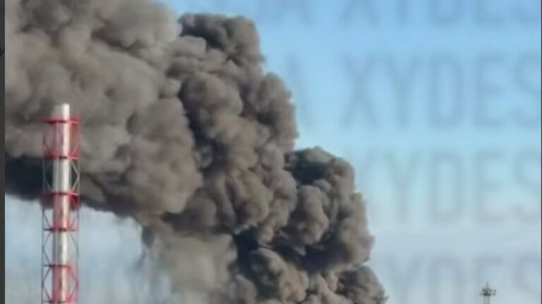 Росіяни вдарили по двох “Епіцентрах” в Одесі: спалахнули масштабні пожежі