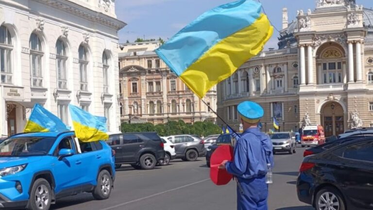 Одеса відзначає День Незалежності: містом проїхала святкова колона зі 100 авто