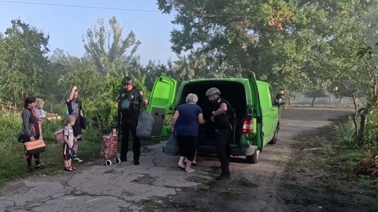 Із прифронтових громад Запоріжжя евакуювали родину з трьома дітьми та 84-річного чоловіка