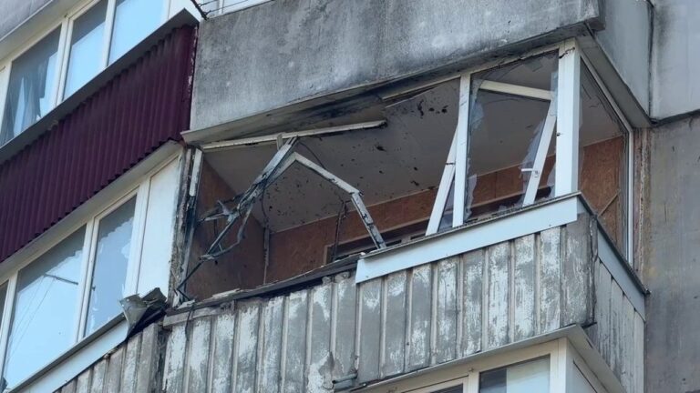 У Херсоні російський дрон влучив у квартиру: двоє людей травмовані