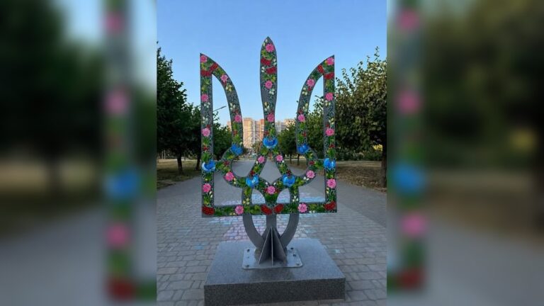 У Запоріжжі оновили патріотичну фотозону з тризубом у парку Героїв Нацгвардії
