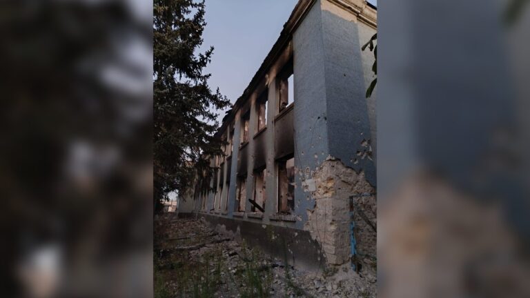 У Бериславі російські атаки знищили корпус школи №3