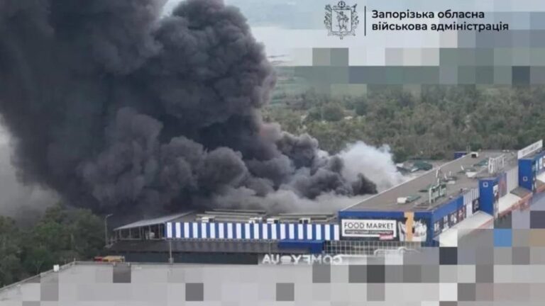 Четверо людей постраждали через удар по “Епіцентру” в Запоріжжі
