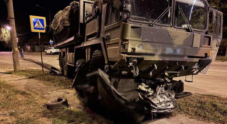 У Запоріжжі автомобіль ВАЗ виїхав на зустрічну смугу та врізався у вантажівку MAN