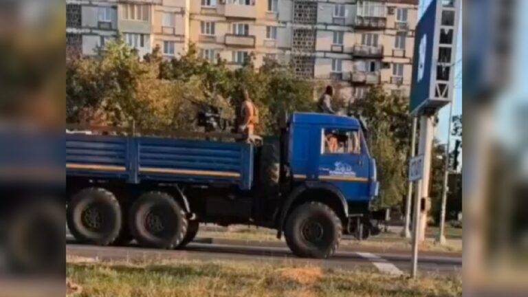 Ворог перекидає замасковані військові колони через Бердянськ у напрямку Оріхова