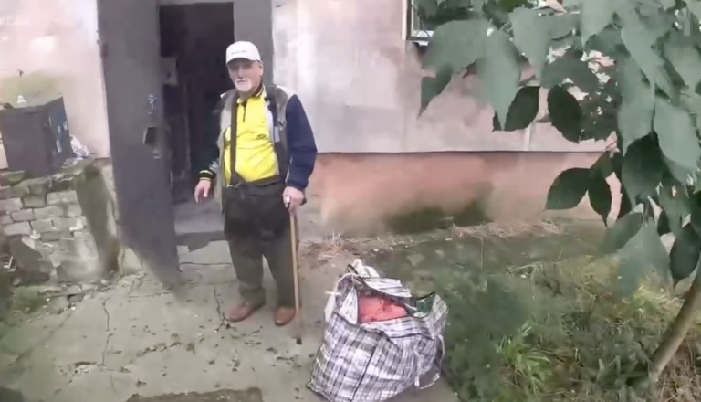 Рятувальники евакуювали чоловіка з порушенням слуху з небезпечного району Херсона