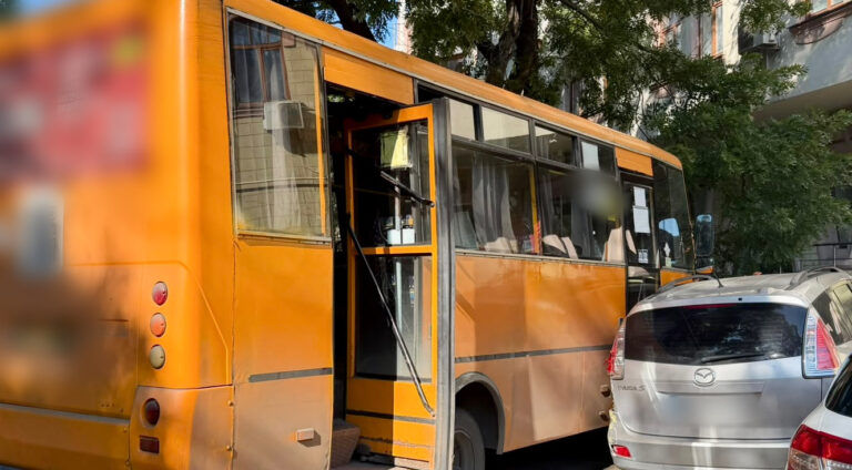В Одесі водій Kia спричинив ДТП за участю маршрутки та двох іномарок: є постраждалі