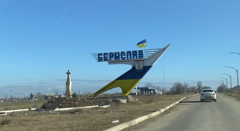 Через атаки РФ та замінування доріг поліція не може вивезти двох дітей із Берислава