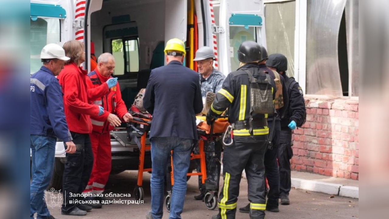 Медики та рятувальники надають допомогу постраждалому в Запоріжжі