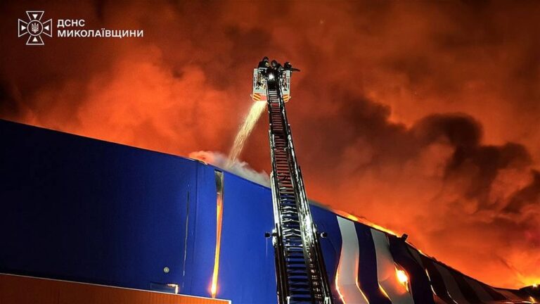Росіяни двічі за добу атакували “Епіцентр” у Миколаєві -ДСНС