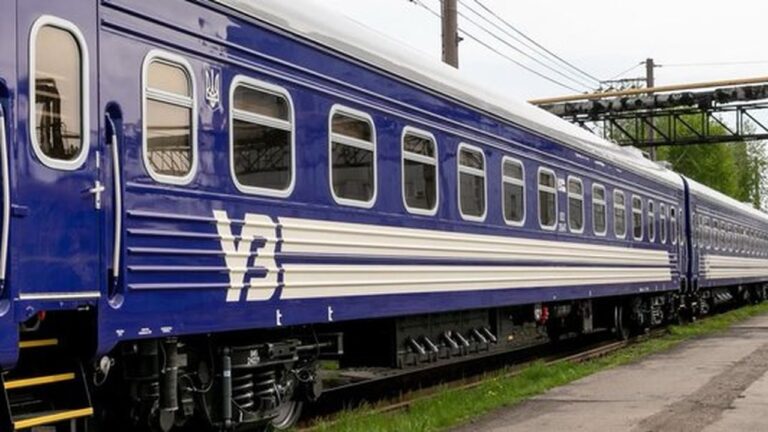 Біля Херсона російські дрони двічі атакували потяг Миколаїв – Херсон