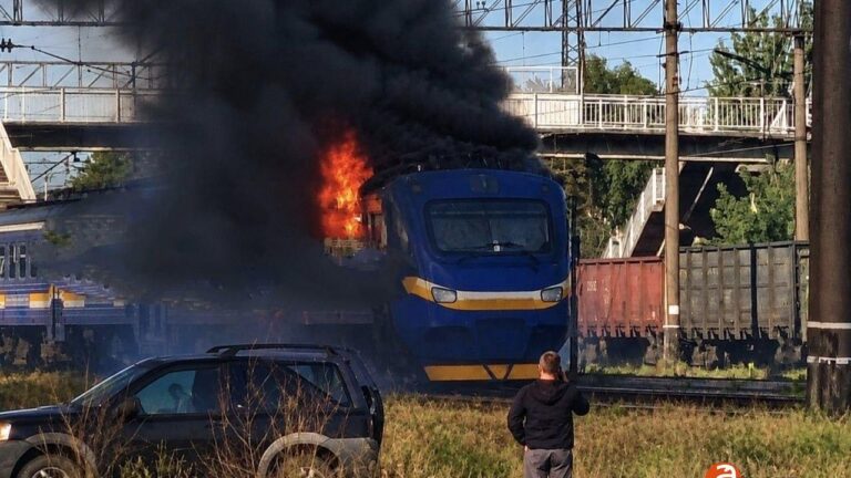 У Вільнянську після ймовірної атаки загорілася електричка – соцмережі