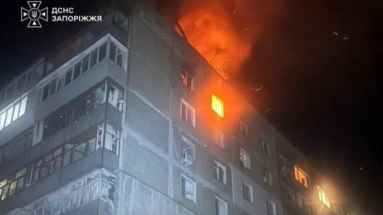 Росіяни атакували обласний центр дронами: постраждали мати та син