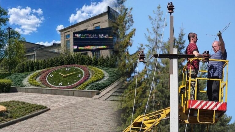 Росіяни будують у Мелітополі 7-метровий годинник із підсвіткою