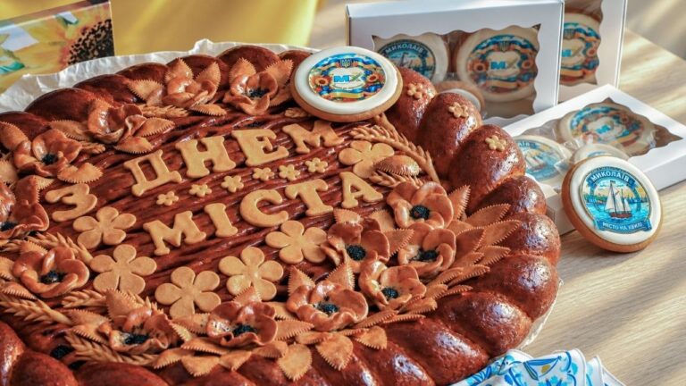 Миколаївський хлібозавод спік коровай до дня народження міста