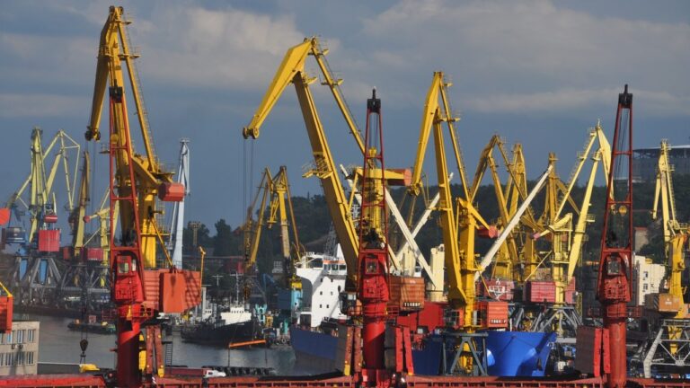 Вантажопереробка у портах Великої Одеси впала у 15 разів