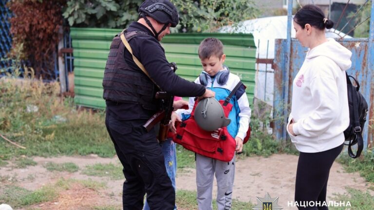 З-під Херсона евакуювали матір із двома дітьми та собакою