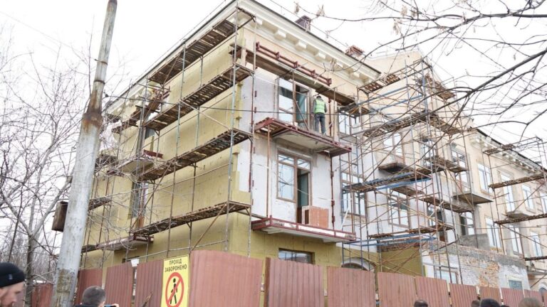 У Миколаєві будинок після обстрілів відремонтують за понад 5,3 млн грн