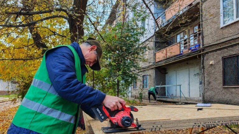 У Херсоні комунальникам передали 50 пристроїв для протидії дронам