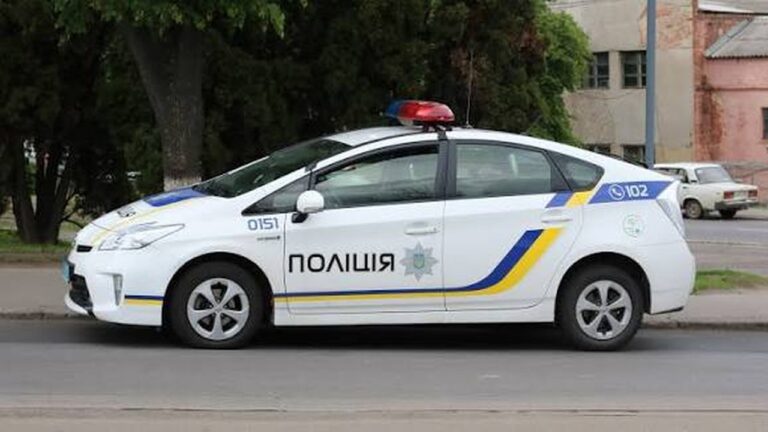 В Одесі двоє людей пошкодили авто поліції під час затримання