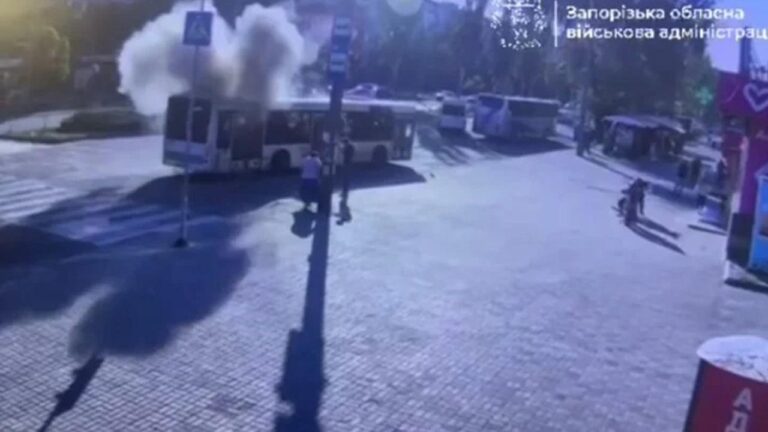 Пасажирський автобус потрапив під удар дрона у Запоріжжі
