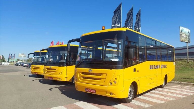 Ще п’ять громад Одещини отримали інклюзивні шкільні автобуси