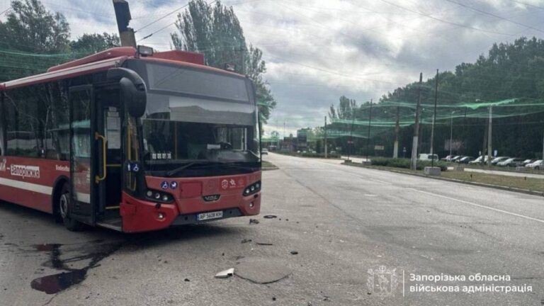 У Запоріжжі FPV-дрон пошкодив муніципальний автобус