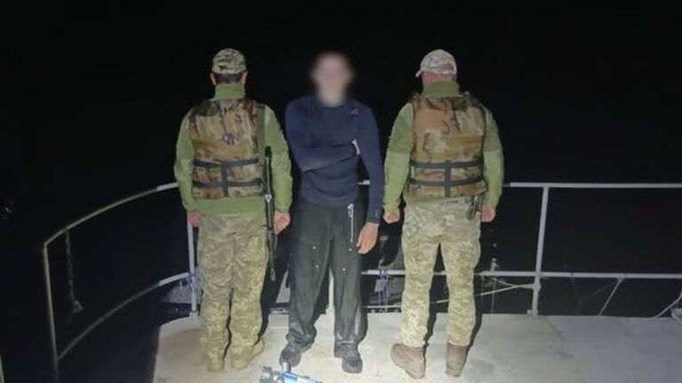 Житель Миколаївщини намагався переплисти Дністер на акваскутері