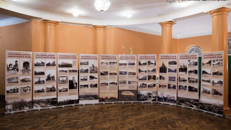 У Запоріжжі відкрили виставку зі старовинними фото краю