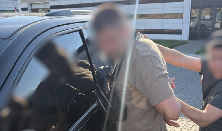 На Одещині екс-працівник УЗ вимагав від мешканця 1000 доларів за підключення світла