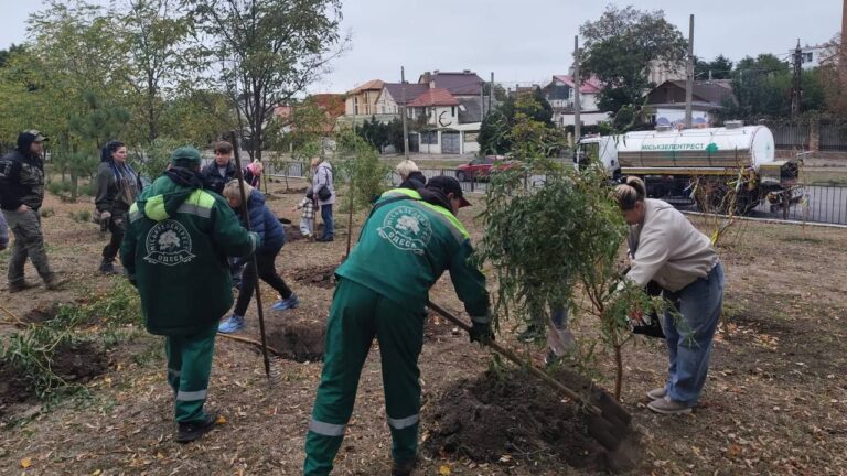 В Одесі родини загиблих військових висадили дерева для вшанування пам’яті захисників