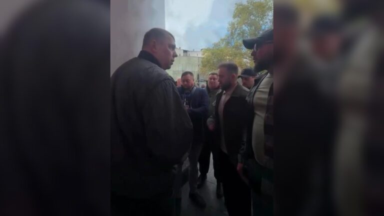 В Одесі депутат міськради зробив зауваження військовому через кепку та спричинив конфлікт