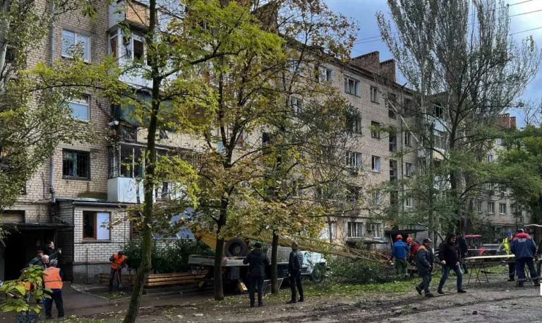Через атаку РФ у Миколаєві постраждала багатоповерхівка: є поранена та відключення газу