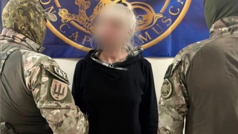 Правоохоронці з підозрюваною у передачі даних про ВМС ЗСУ