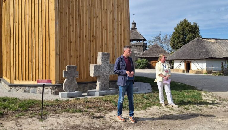 На Хортиці відкрили виставку козацьких надгробних хрестів XVIII століття