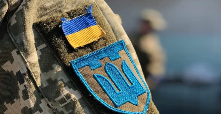 В Одесі натовп людей закидав камінням ТЦК через мобілізацію чоловіка: поліція затримала двох осіб