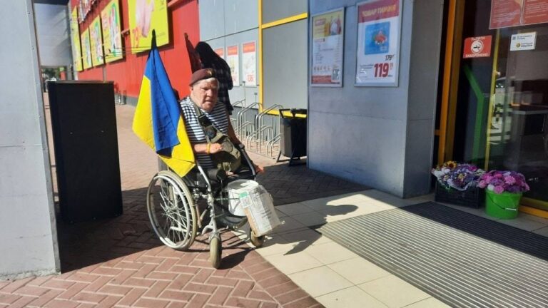 Волонтер із Херсона Дядя Гриша завершив поїздку Україною та передав допомогу військовим
