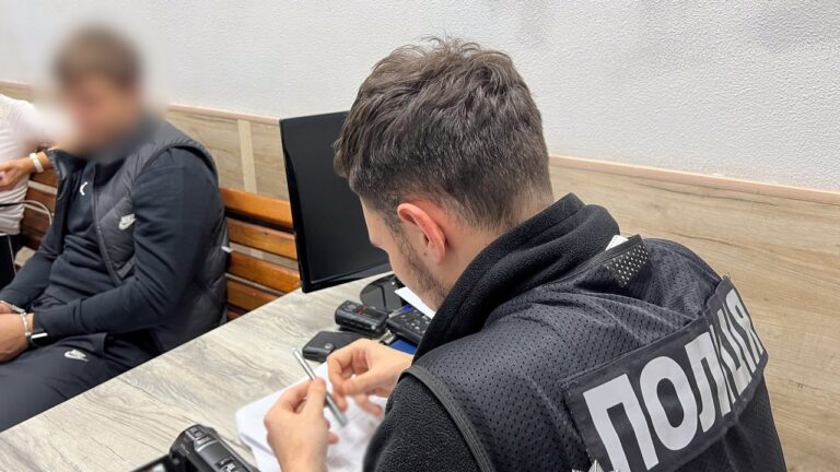В Одесі відвідувач кав’ярні напав із ножем на адміністраторку