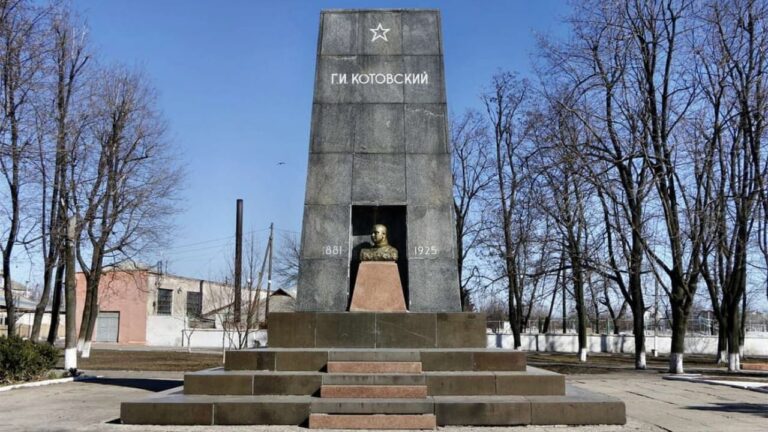 Мавзолей Котовського у Подільську виключили з держреєстру пам’яток