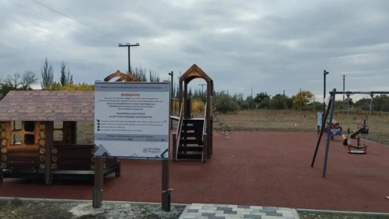 Росіяни видали пошкоджені дитячі майданчики за “розвиток” Херсонщини